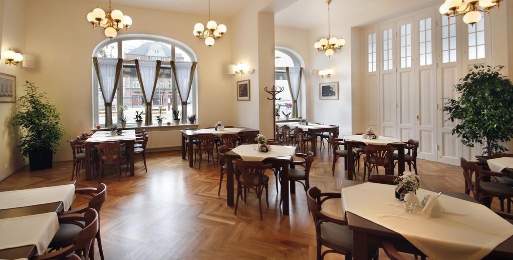 Hotel Pod Zelenym Dubem Bohumin Bagian luar foto
